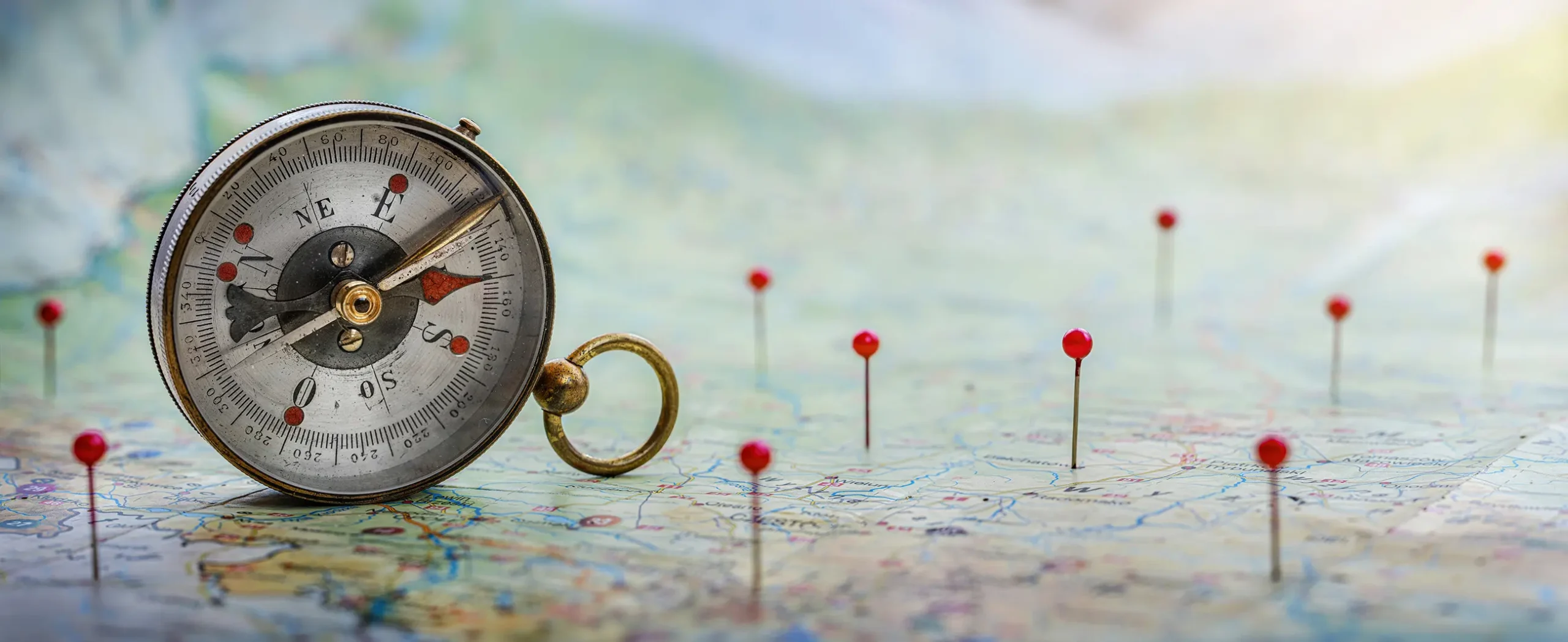 Kompass auf einer Landkarte als Symbolbild für die Leistugen in unserer Systemisches Praxis