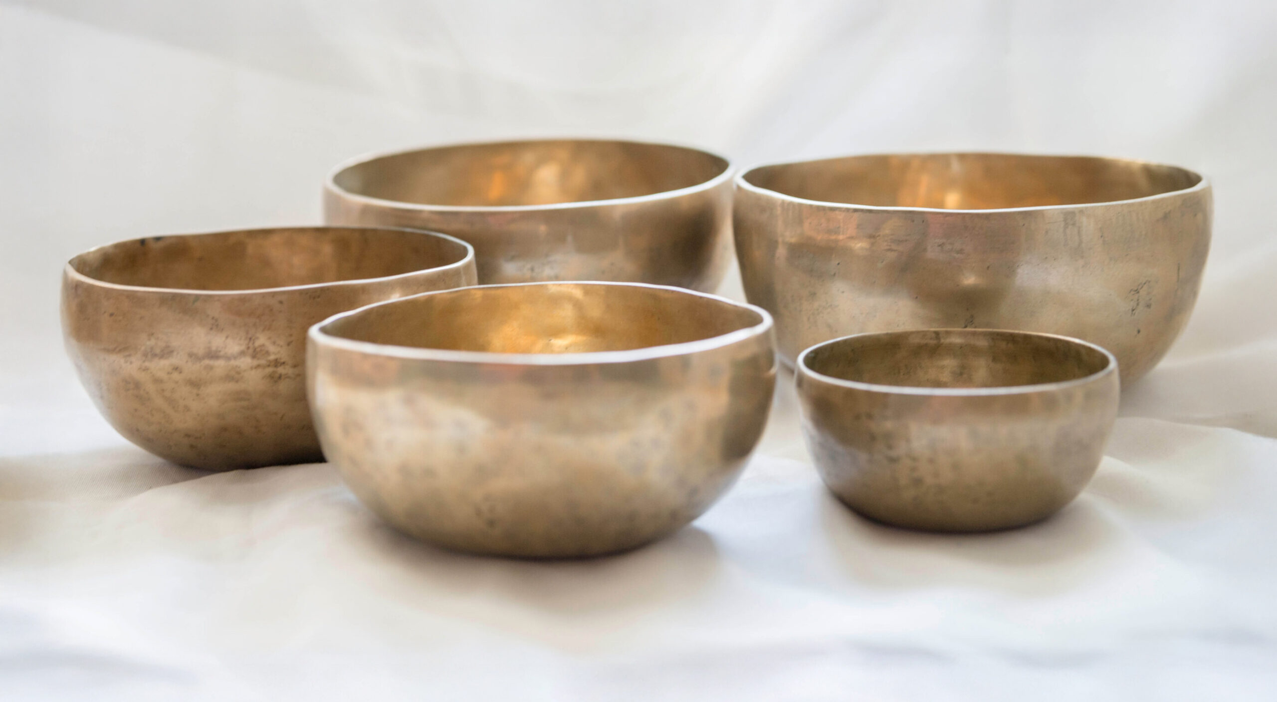 Klangschalen in unterschiedlichen Größen als Symbol für Eltern und Familie